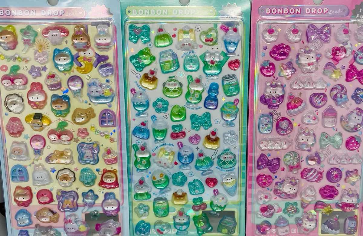 Close-up of Bonbon Drop stickers with glossy puffy 3D texture / ツヤのあるぷっくり3D質感のボンボンドロップステッカーの寄り写真（縦）